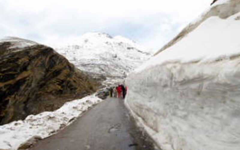 Manali snow-covered Rohtang Pass mountains